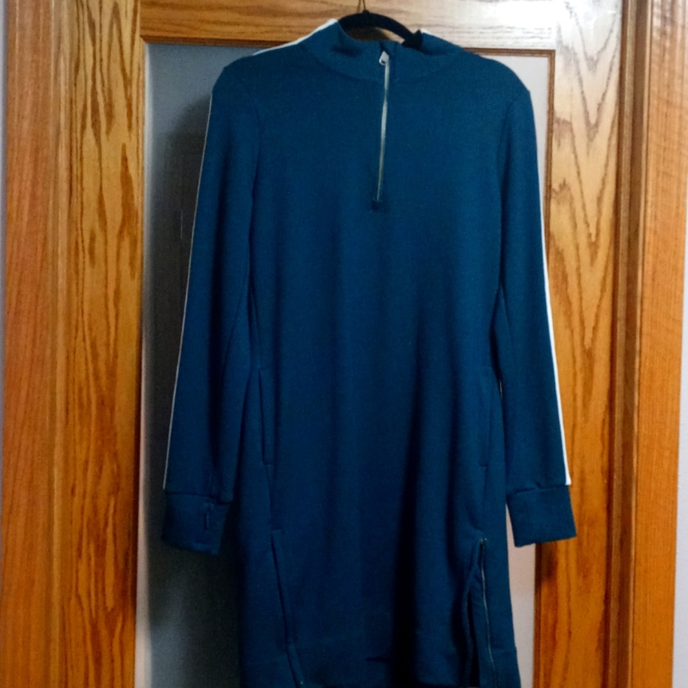 Athleta med shirtdress